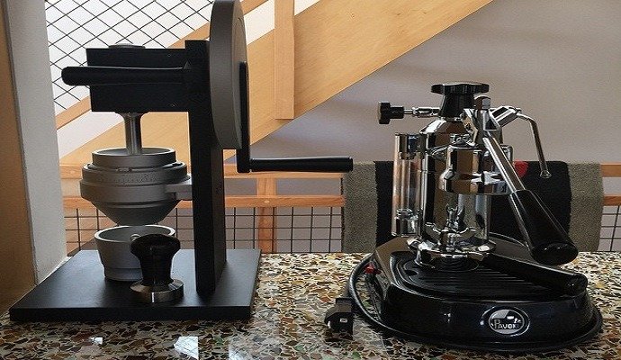 手动压力咖啡机与磨豆机